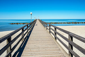 Seebrücke an der Ostseeküste in Wustrow auf dem Fischland-Darß