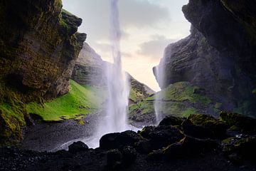 Hinter dem Kvernufoss, einem wunderschönen Wasserfall bei Skogar, Süd-Island