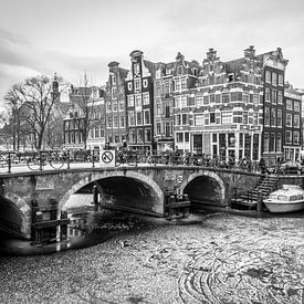 Grachtenpanden aan bevroren Brouwersgracht Amsterdam van Dennis Kuzee