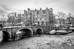 Grachtenpanden aan bevroren Brouwersgracht Amsterdam van Dennis Kuzee