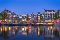 Amsterdamse gracht in de avond nacht met gele woonboot van Arjan Almekinders thumbnail