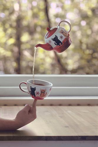 Magische Beeldmanipulatie: Zwevende Theepot Schenkt Thee in Kopje op Wijsvinger