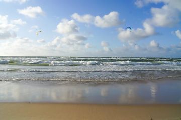 Kiters on the beach by Niek Traas