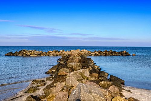 Op het strand van de Oostzee op een zonnige vakantiedag