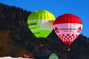 Warme luchtballon in de Alpen van tiny brok