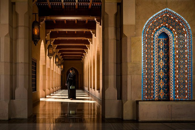 femme à la grande mosquée du sultan Qaboos à Mascate par Paula Romein
