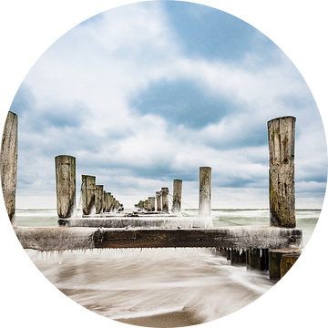 Groynes on shore of the Baltic Sea van Rico Ködder