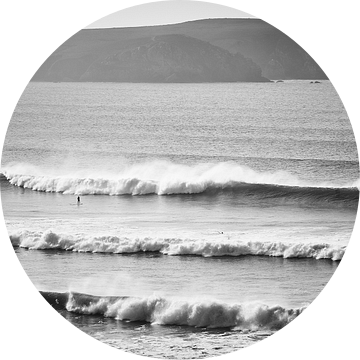 Surfers in de golven in zwart wit van Marloes van Pareren