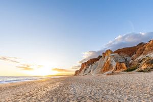 Sonnenuntergang am Sandstrand Praia da Falésia. Rote Klippen feiner Sand bei Albufeira, Portugal