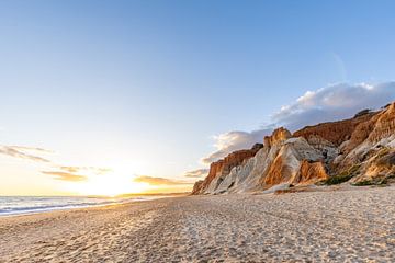 Zonsondergang op het zandstrand Praia da Falésia. Rode kliffen en fijn zand bij Albufeira, Portugal van Fotos by Jan Wehnert
