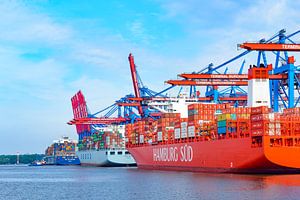 Frachtcontainerschiffe mit Transportcontainern, die während eines schönen Sommertages am Containerte