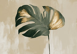 Monstera Blatt mit Goldakzenten auf beigem Hintergrund