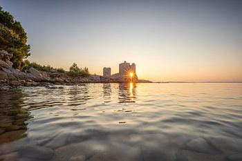 Ruine einer Burg am Strand im Sonnenaufgang, Vir, Dalmatien, Kroatien