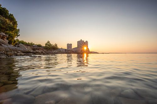 Ruïnes van een kasteel op het strand bij zonsopgang, Vir, Dalmatië, Kroatië
