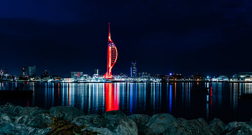 La Spinnaker Tower à Portsmouth la nuit sur Catrin Grabowski
