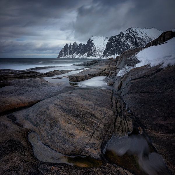 Tugeneset rocky coast with mountains in background, Norway van Wojciech Kruczynski