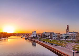 Rijnkade Arnhem pendant le coucher du soleil.