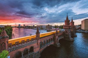 Berlin Oberbaumbrücke au coucher du soleil avec métro