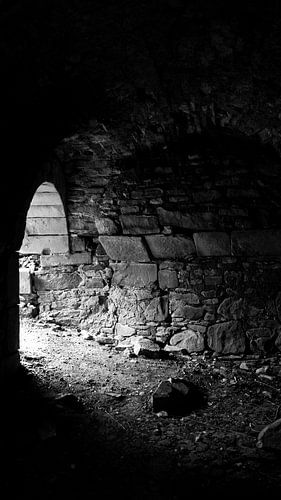 Zwartwit foto van een vervallen grot