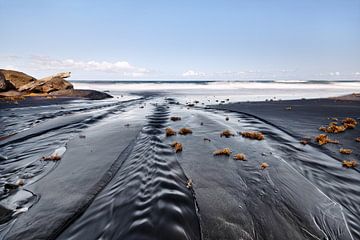 Plage sombre avec des côtes de sable sur Ralf Lehmann