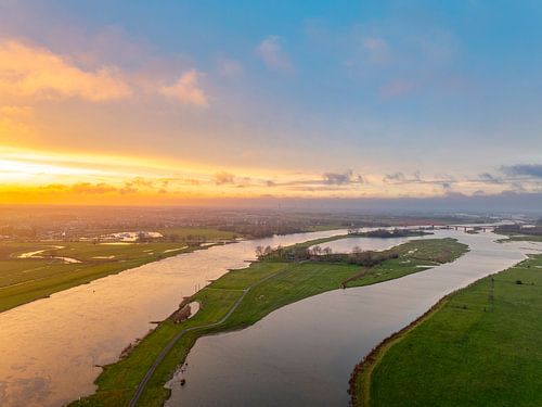 IJssel met overlopende uiterwaarden bij Zwolle tijdens zonsondergang