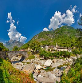 Pont sur la rivière Maggia menant au village avec l'église Parrocchiale dei Santi Sebastiano e Fabia sur Rene van der Meer