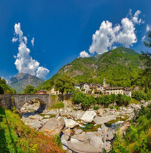 Brug over de rivier Maggia naar het dorp met de kerk Parrocchiale dei Santi Sebastiano e Fabiano, Prato Sornico, Tessin Ticino, Zwitserland van Rene van der Meer