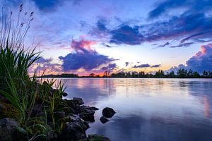 Farbenprächtiger Sonnenuntergang über dem Fluss