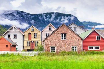 Houten huizen in Lærdalsøyri Noorwegen van Evert Jan Luchies