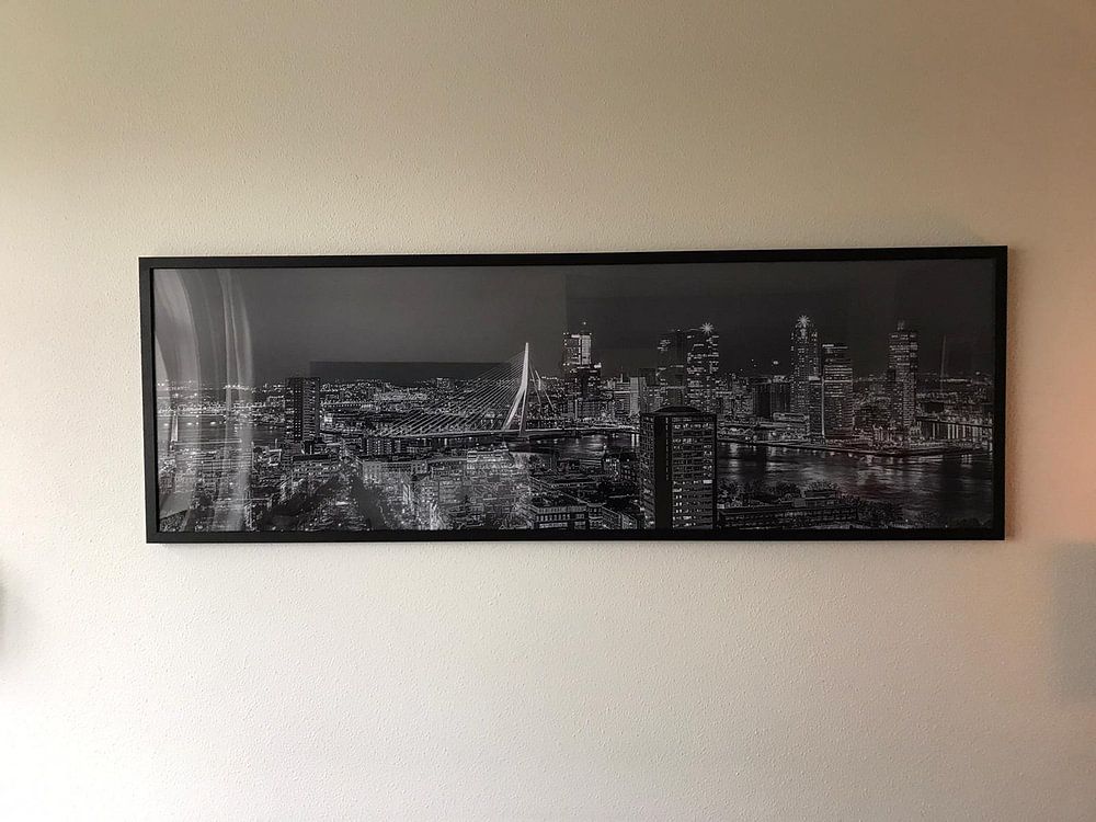 Nachtpanorama skyline Rotterdam in zwart-wit van PJS foto