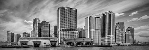 MANHATTAN ' s meest zuidelijke punt en de Whitehall Terminal | Panorama-monochroom