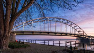 De Wilhelminabrug met bewolking in de winter in Deventer Overijssel van Bart Ros