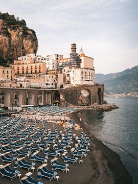 Der Strand von Atrani an einem Sommermorgen von Michiel Dros