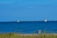 Kust van de Oostzee met twee zeilboten