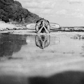 Yoga zwart wit op het strand van Vivian Raaijmaakers