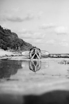 Yoga zwart wit op het strand van Vivian Raaijmaakers
