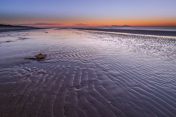 Zand lijnen bij zonsondergang aan de kust