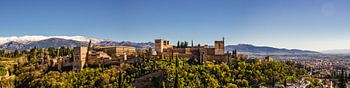 Panorama du palais-forteresse de l'Alhambra à Grenade, en Espagne, avec la Sierra Nevada en toile de