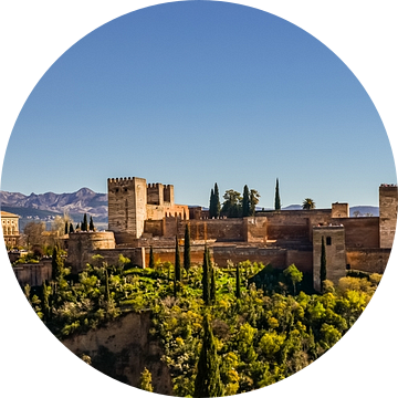 Panorama vestingpaleis Alhambra in Granada Spanje tegen de achtergrond van de Sierra Nevada van Dieter Walther