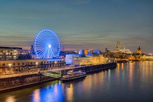 La ligne d'horizon de Cologne en fin de soirée