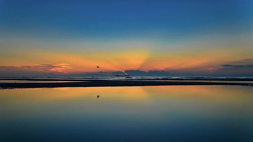 Windstille avond. by Peter van Rijn