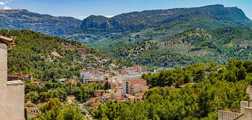Luchtfoto Haven van Soller Mallorca met prachtig berglandschap van de Sierra de Tramuntana van Alex Winter