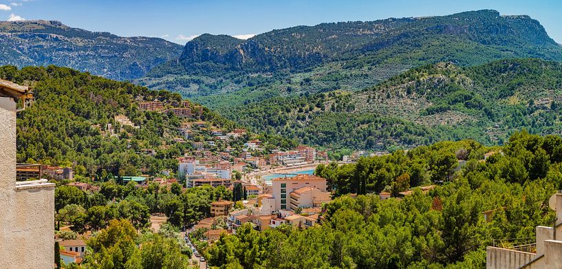 Luftaufnahme des Hafens von Soller Mallorca mit der wunderschönen Berglandschaft der Sierra de Tramu von Alex Winter