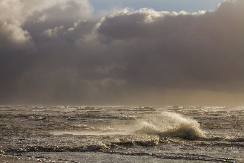 Brekende golven door zon beschenen tegen donkere wolken van Menno van Duijn