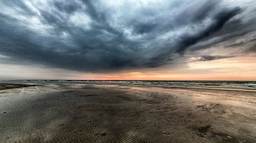 Dark sky above the beach by Contrast inBeeld