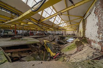 A collapsed abandoned car garage with vintage cars - Urbex by Martijn Vereijken