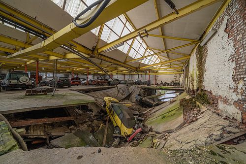 Eine eingestürzte verlassene Autowerkstatt mit Oldtimern - Urbex