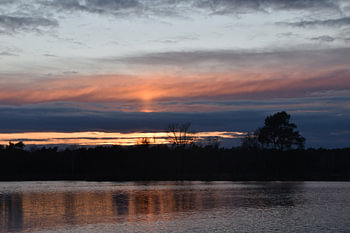 Ein farbenprächtiger Sonnenuntergang im Naturschutzgebiet „Het Achterveld“ in der Gemeinde Berkelland in der Region Achterhoek