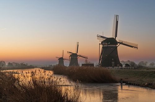 Mühlen mit Eis bei Sonnenaufgang