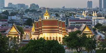 Wat Ratchanatdaram Worawihan en het Democratiemonument in Bangkok van Walter G. Allgöwer
